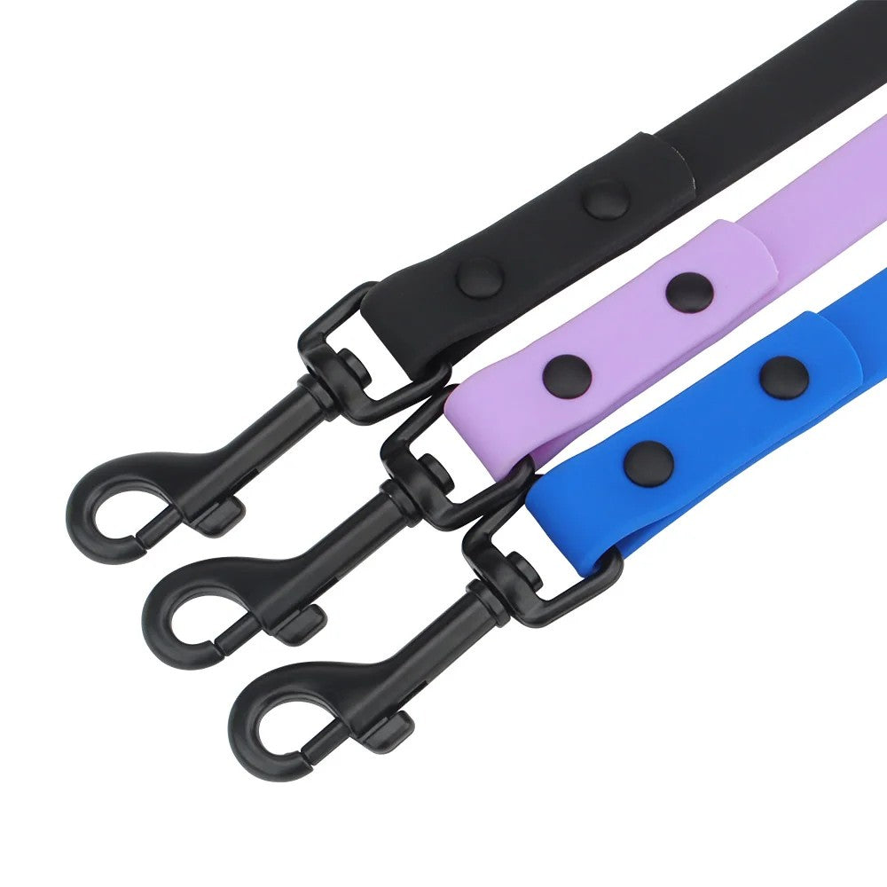 Matte black snap hooks on the 16 mm leash