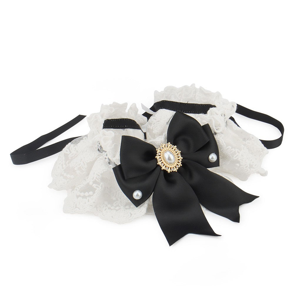 Black bow and pearl details on the lace pet collar