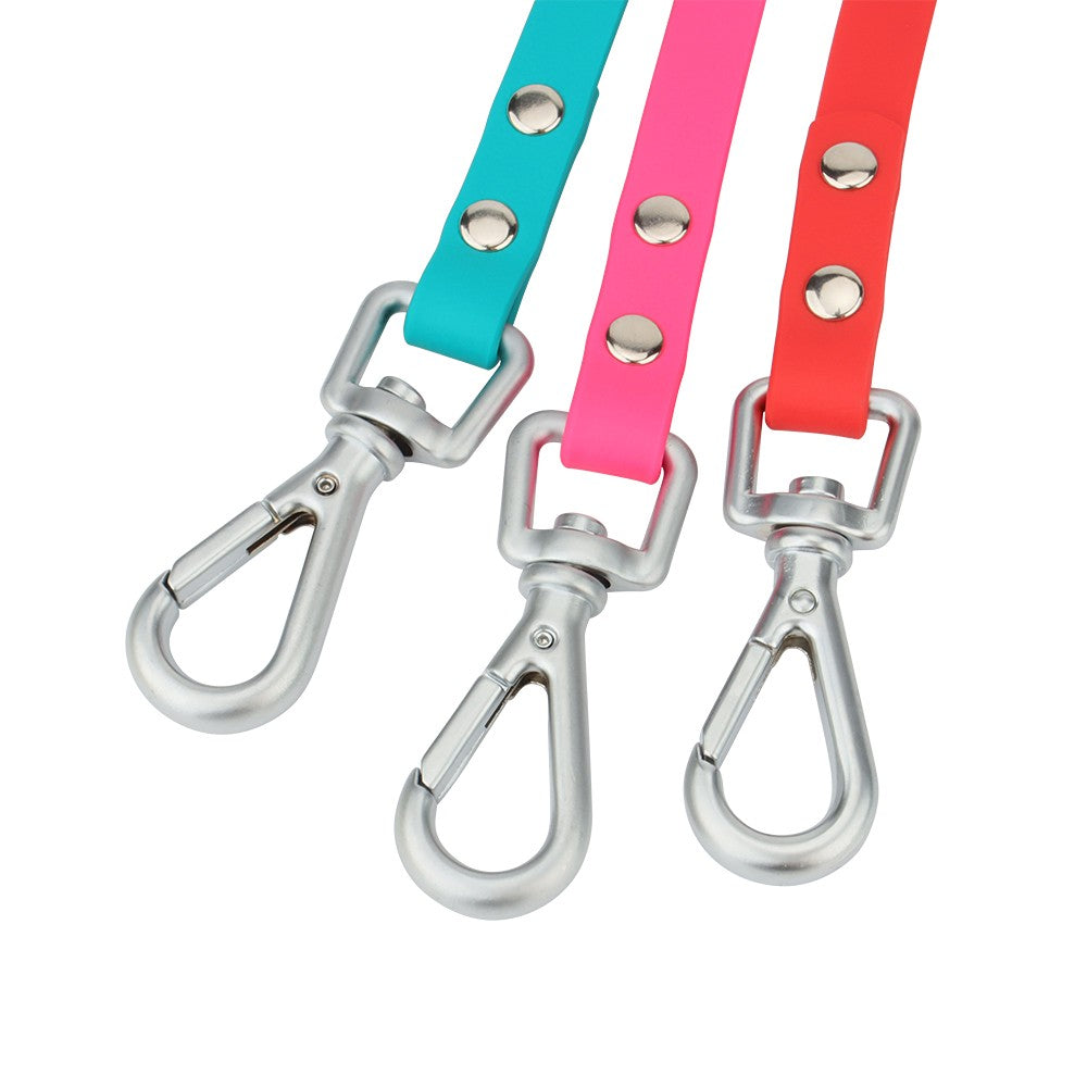 Three swivel snap hooks riveted to the PVC long leash