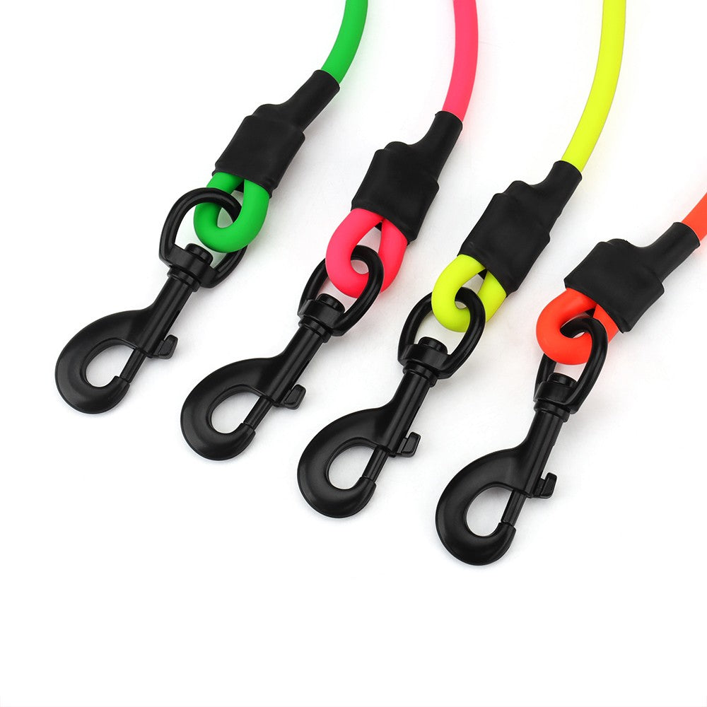 Black snap hooks on the four recall lead colours