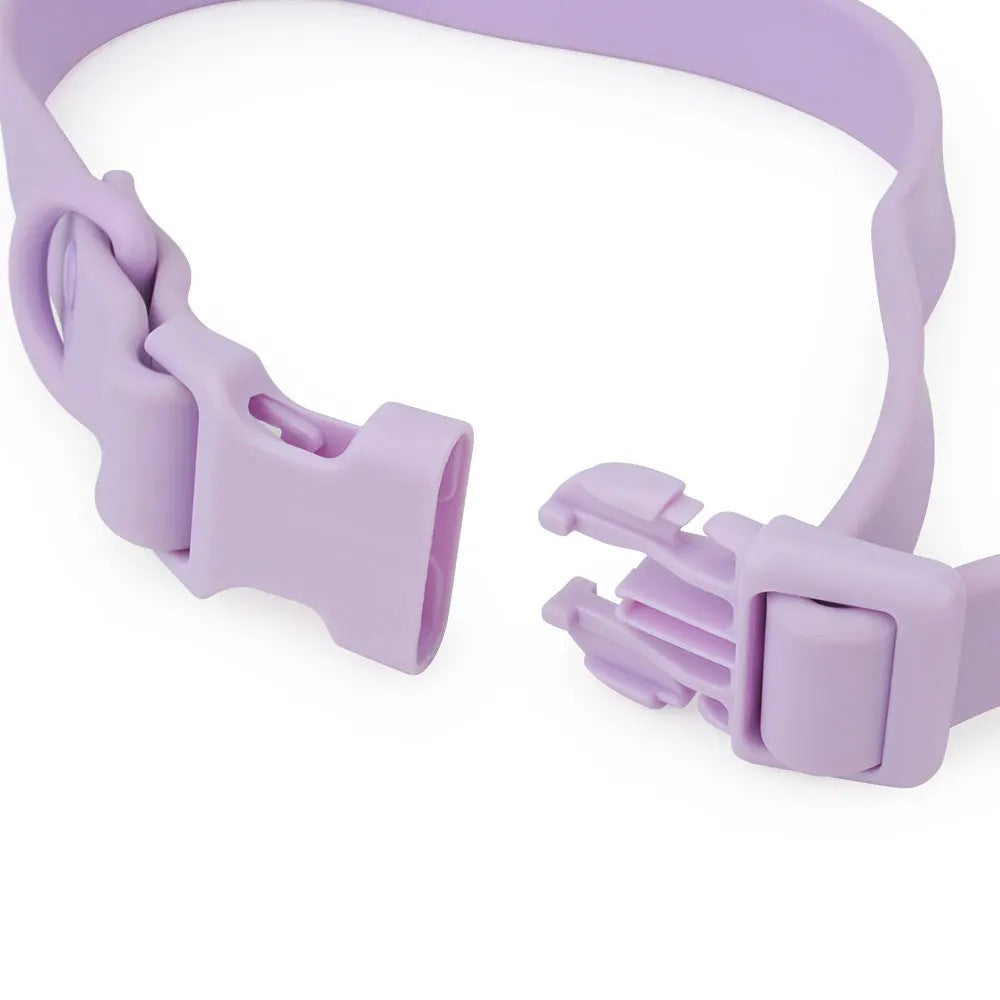 Quick-release buckle on the hands-free leash loop